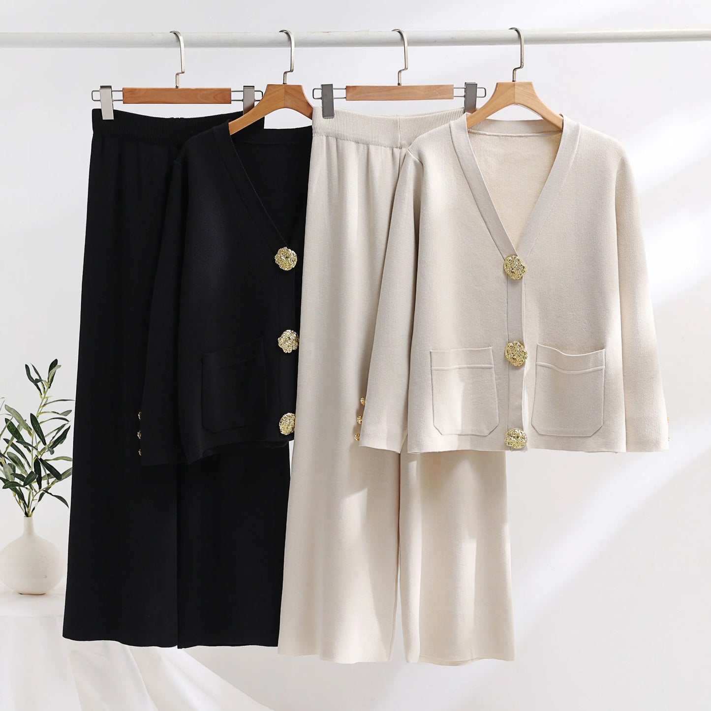 Duo Chic : Cardigan à Col V aux Boutons Dorés et Pantalon Large Taille Haute