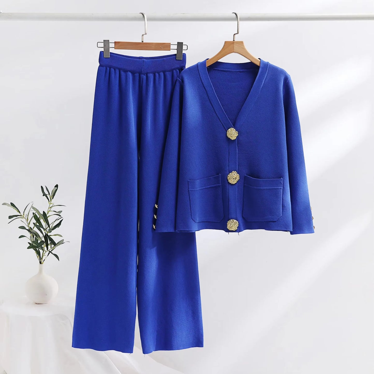Duo Chic : Cardigan à Col V aux Boutons Dorés et Pantalon Large Taille Haute