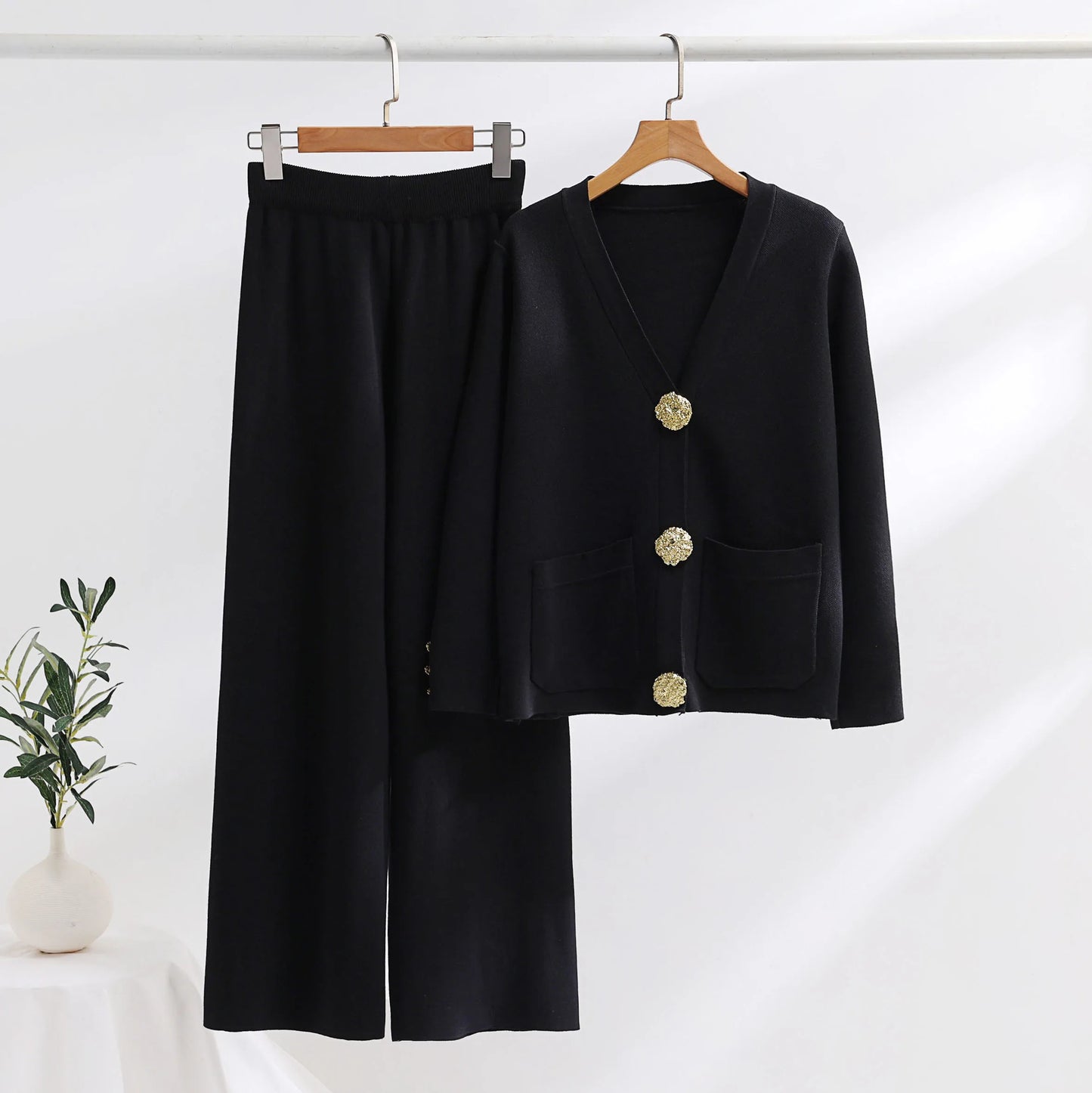 Duo Chic : Cardigan à Col V aux Boutons Dorés et Pantalon Large Taille Haute
