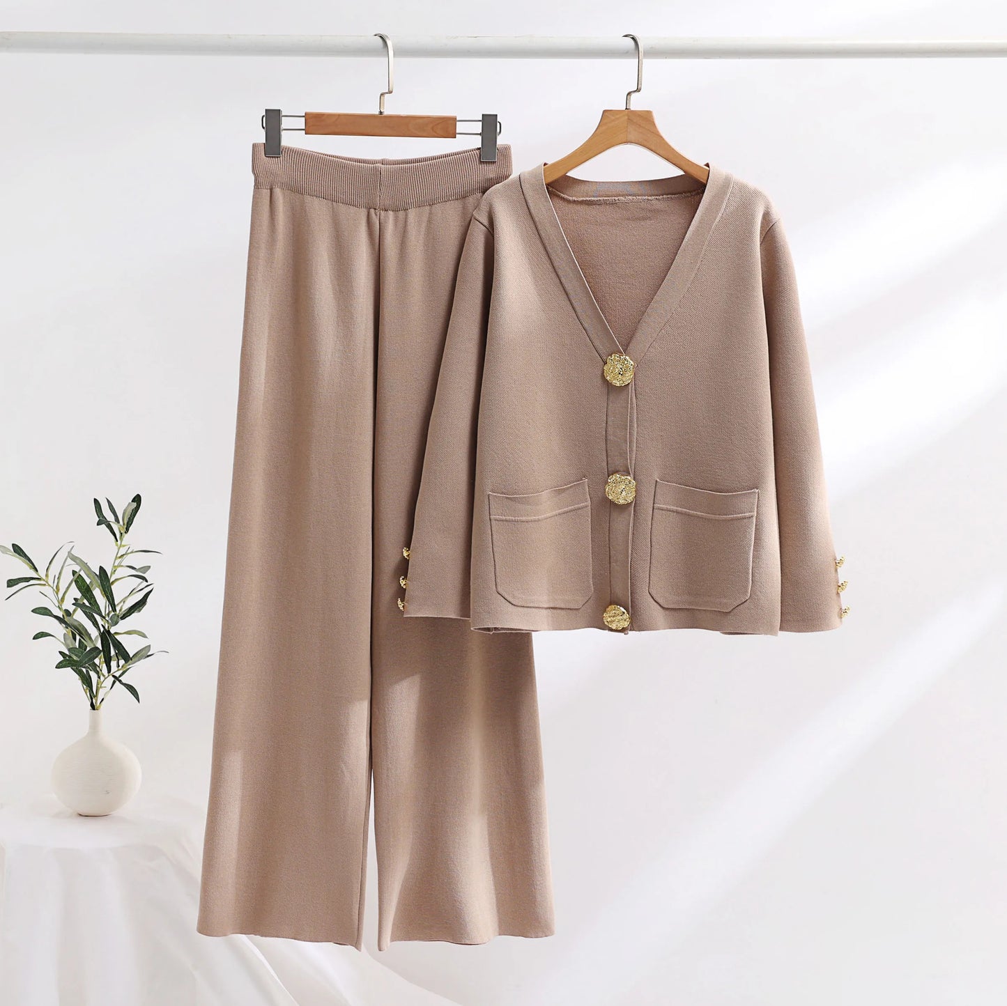 Duo Chic : Cardigan à Col V aux Boutons Dorés et Pantalon Large Taille Haute