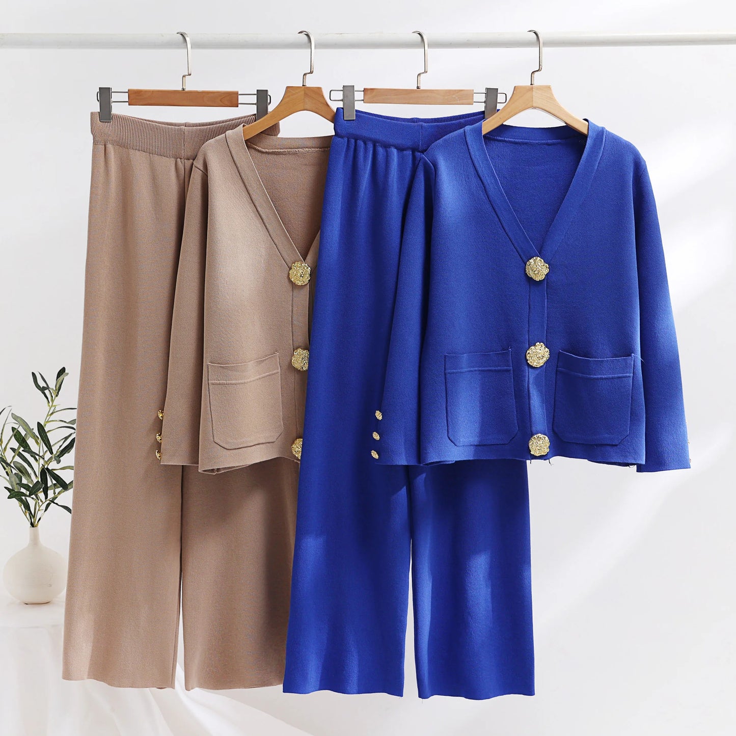 Duo Chic : Cardigan à Col V aux Boutons Dorés et Pantalon Large Taille Haute