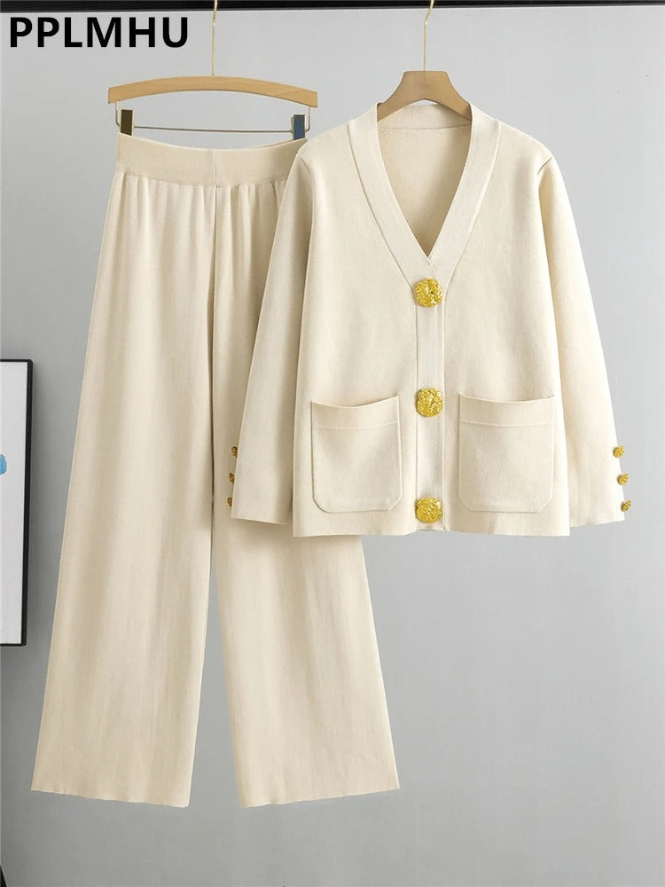 Duo Chic : Cardigan à Col V aux Boutons Dorés et Pantalon Large Taille Haute