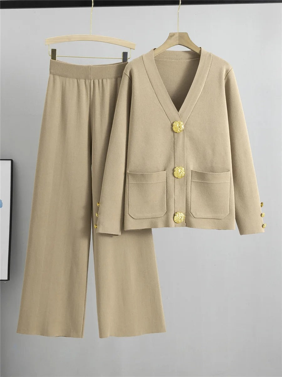 Duo Chic : Cardigan à Col V aux Boutons Dorés et Pantalon Large Taille Haute