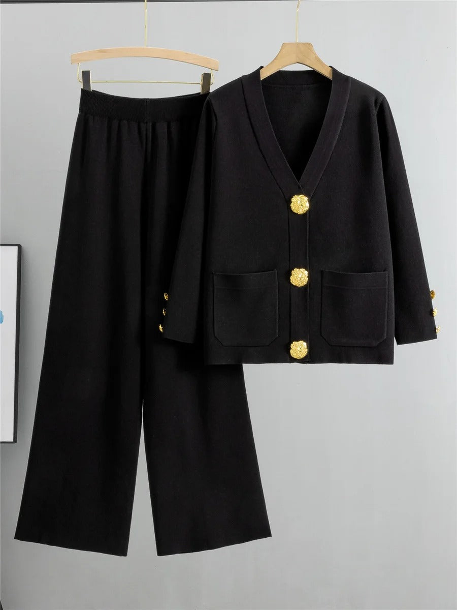 Duo Chic : Cardigan à Col V aux Boutons Dorés et Pantalon Large Taille Haute