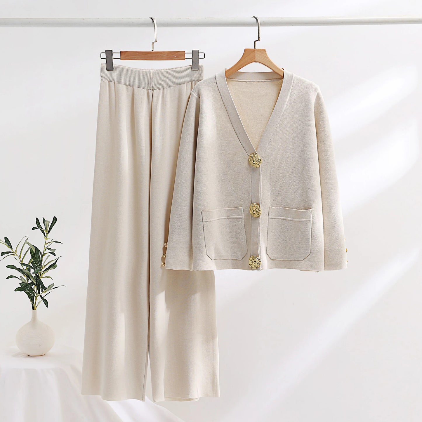 Duo Chic : Cardigan à Col V aux Boutons Dorés et Pantalon Large Taille Haute