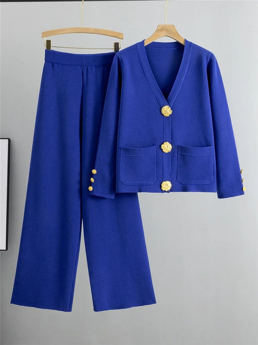 Duo Chic : Cardigan à Col V aux Boutons Dorés et Pantalon Large Taille Haute