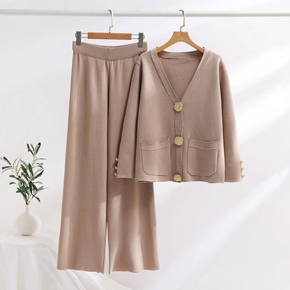 Duo Chic : Cardigan à Col V aux Boutons Dorés et Pantalon Large Taille Haute