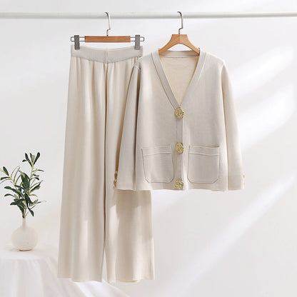 Duo Chic : Cardigan à Col V aux Boutons Dorés et Pantalon Large Taille Haute
